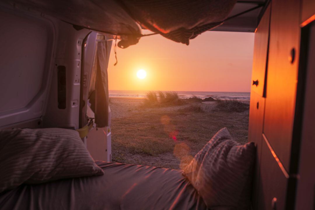 Las furgonetas &#039;camper&#039; están adaptadas como autocaravanas. 