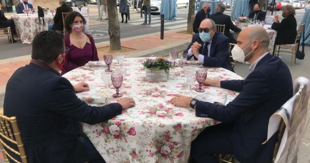 El aforo máximo es de 30 invitados en los salones, con cuatro personas por mesa