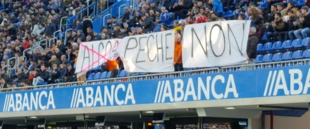 Pancarta contra el cierre de Alcoa en Riazor