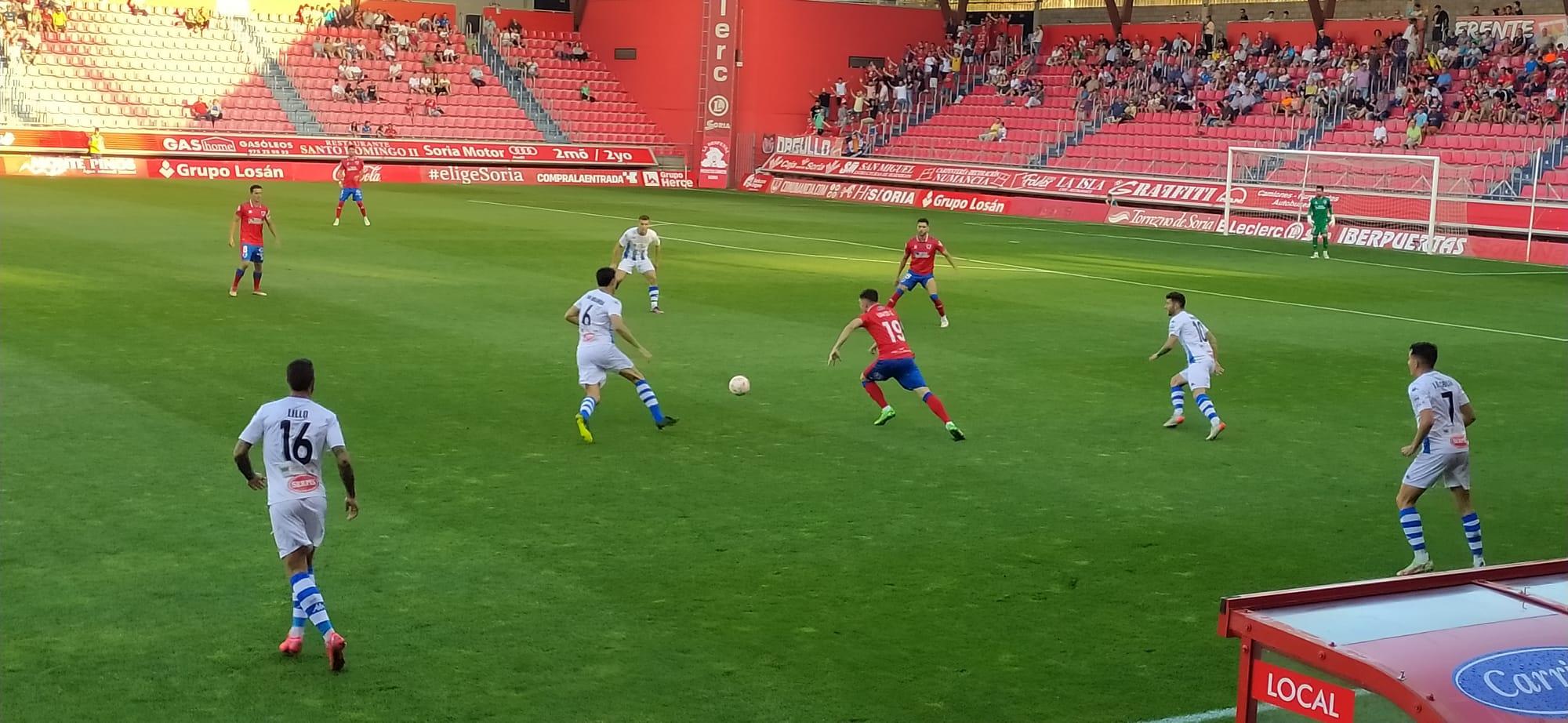 Momento del partido entre el Numancia y el CD Alcoyano, en el Nuevo Estadio de Los Pajaritos.