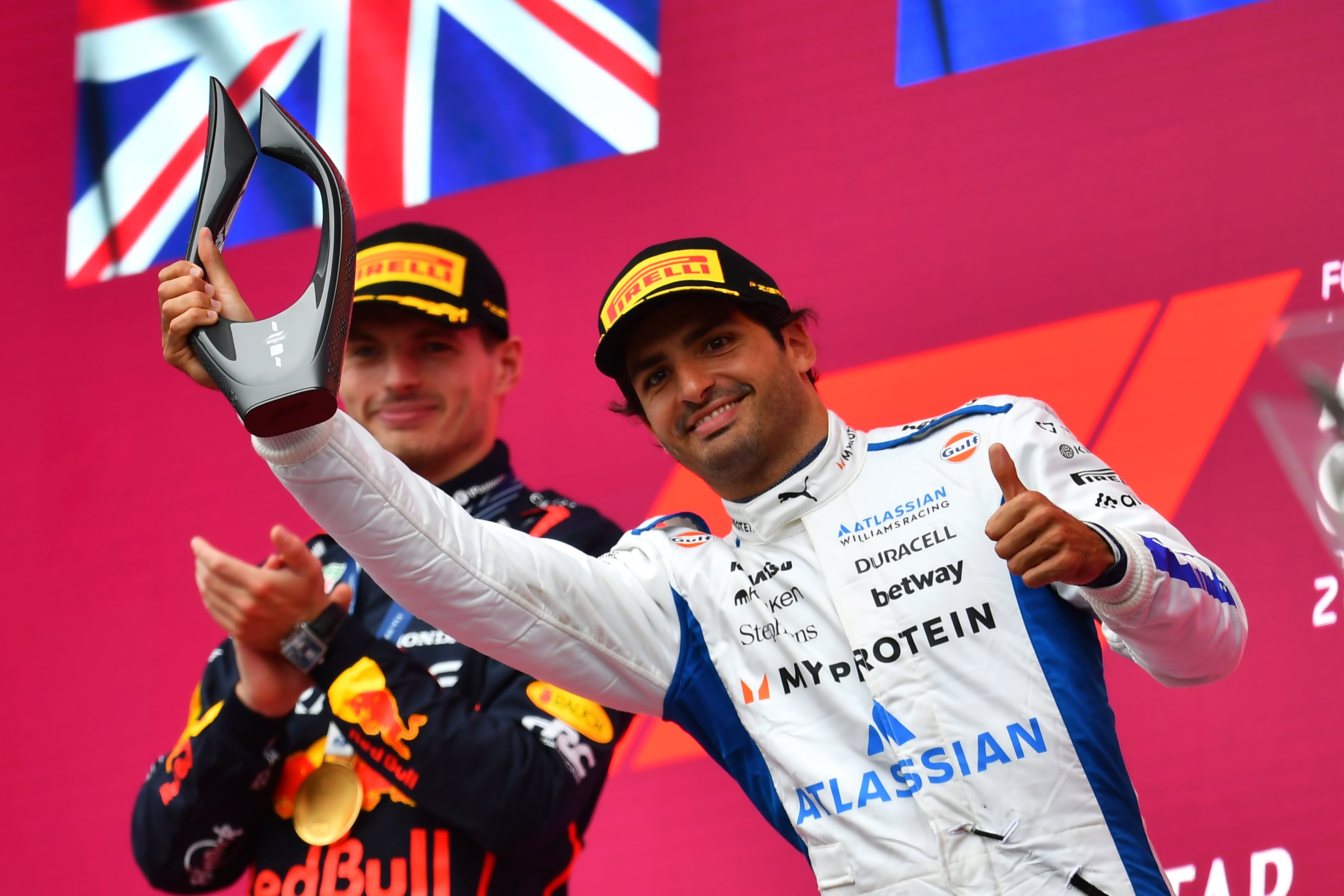 Carlos Sainz celebra su tercer puesto en Bakú