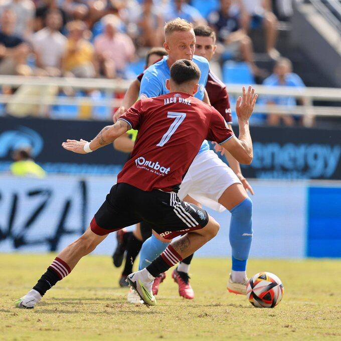 Obolskii pugnando con dos futbolistas delRecre