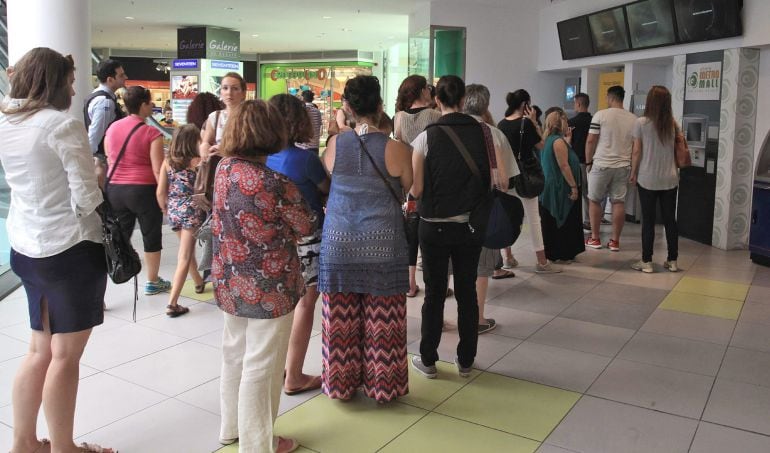 SIM05. Athens (Greece), 27/06/2015.- People wait in a queue in front of ATM&#039;s to withdraw money in a shopping center in Athens, Greece, 27 June 2015. Dutch Finance Minister and Eurogroup chief Jeroen Dijsselbloem after a meeting in Brussels, Belgium, said