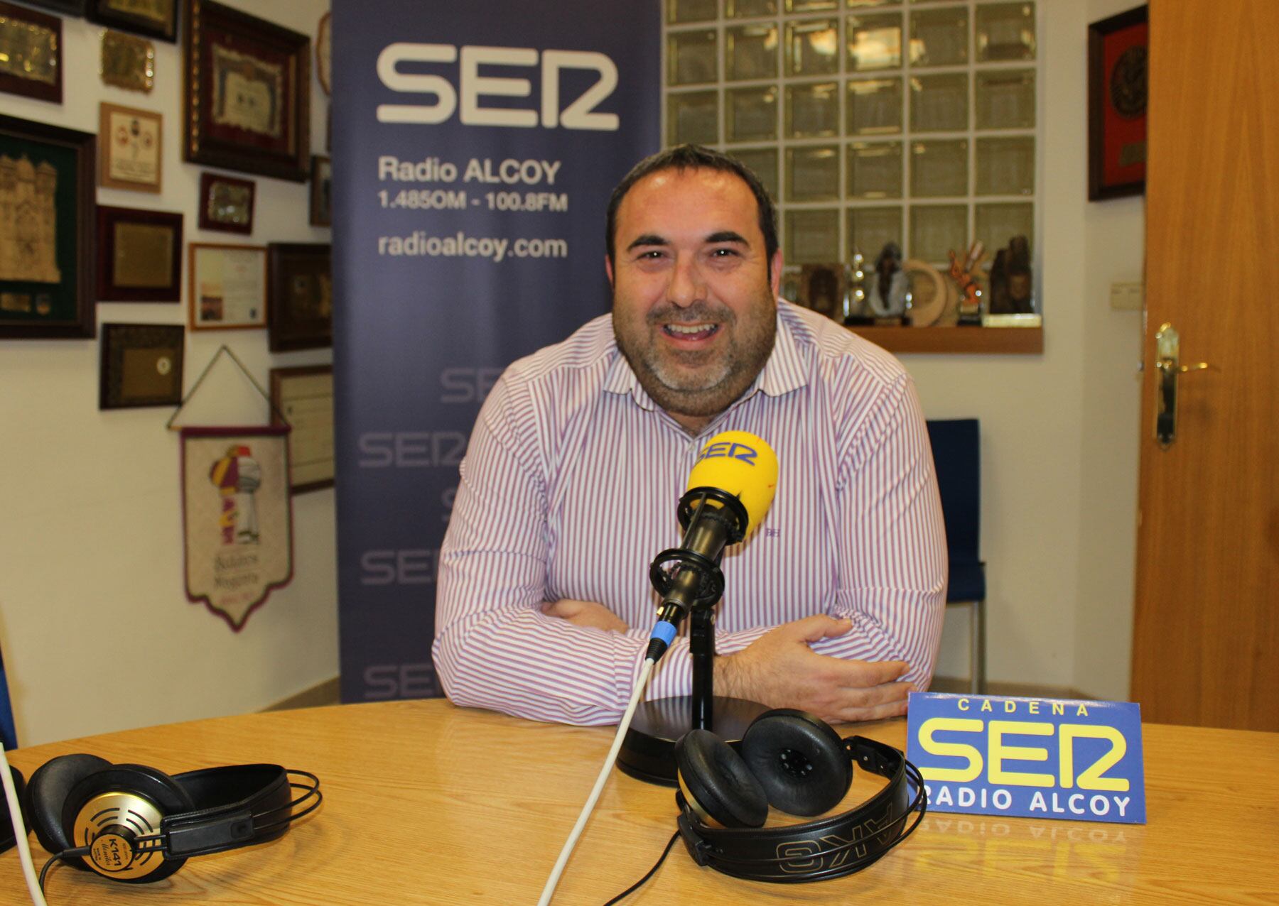 Alberto Rivas,, ponente de sillas de la Asociación de San Jorge en el estudio central de Radio Alcoy