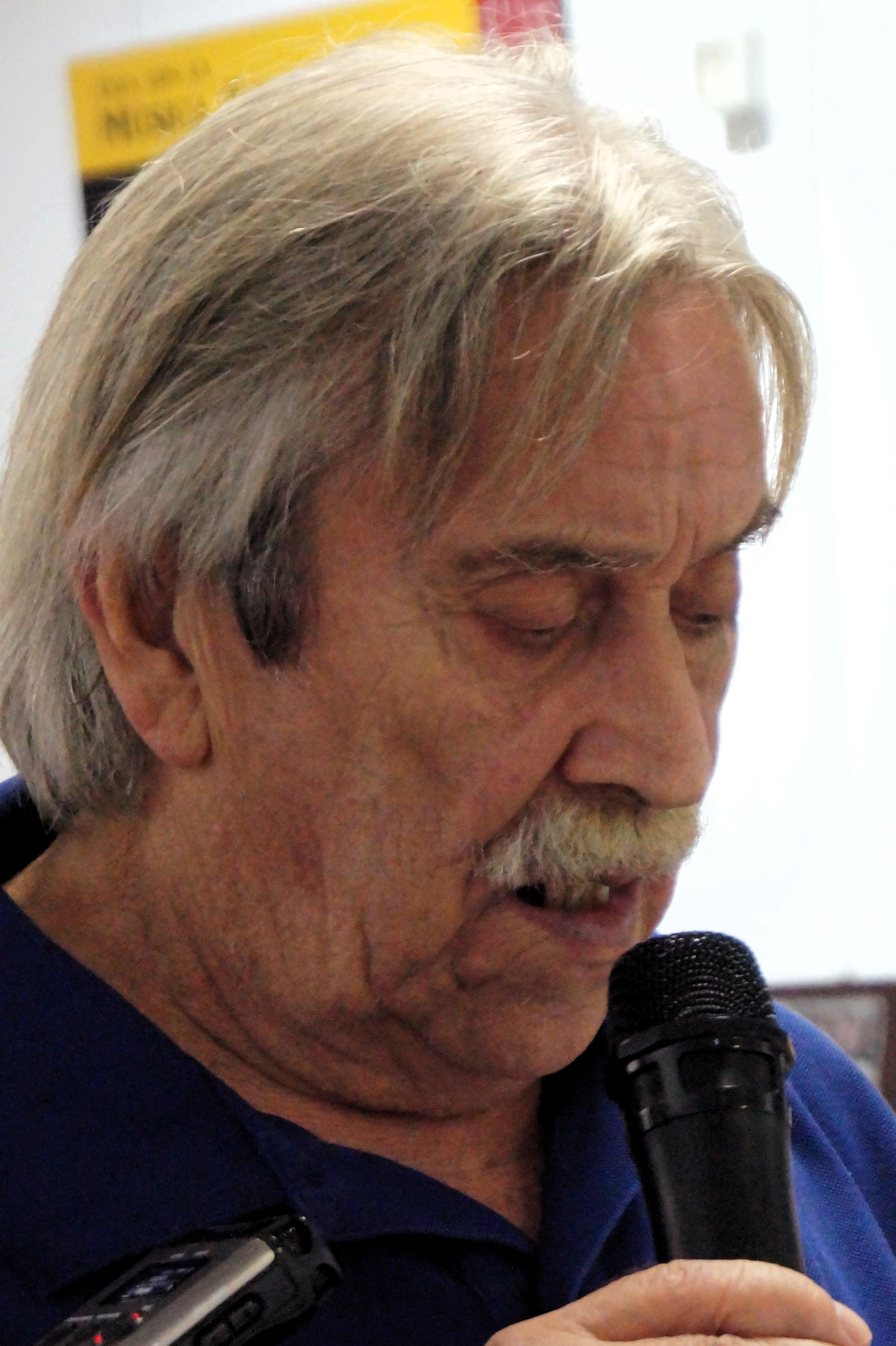 Momento de la lectura de Miguel Ángel Bago