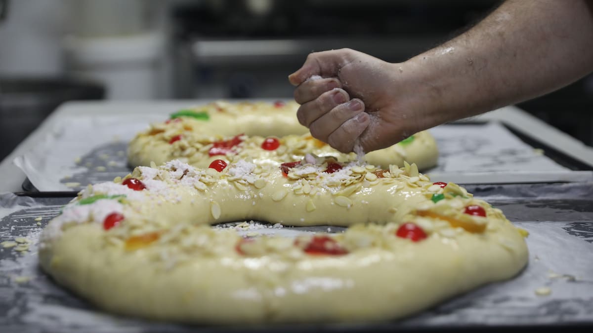 Los panaderos, asfixiados por la subida de costes a las puertas de Navidad: "El año pasado teníamos el roscón de Reyes a 19 euros, este a 24"