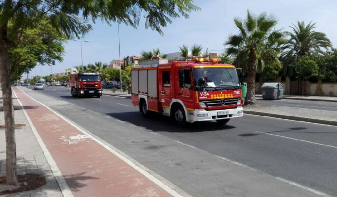 Dotación de bomberos se trasladan a sofocar un incendio