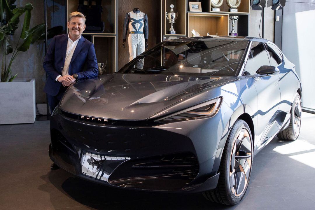 El president de Seat, Wayne Griffiths, amb el prototip de cotxe elèctric Cupra Tavasca