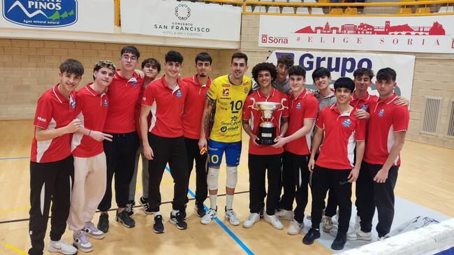 Los juveniles del CVP Cartagena posan con el título de Superliga junto a Jorge Almansa
