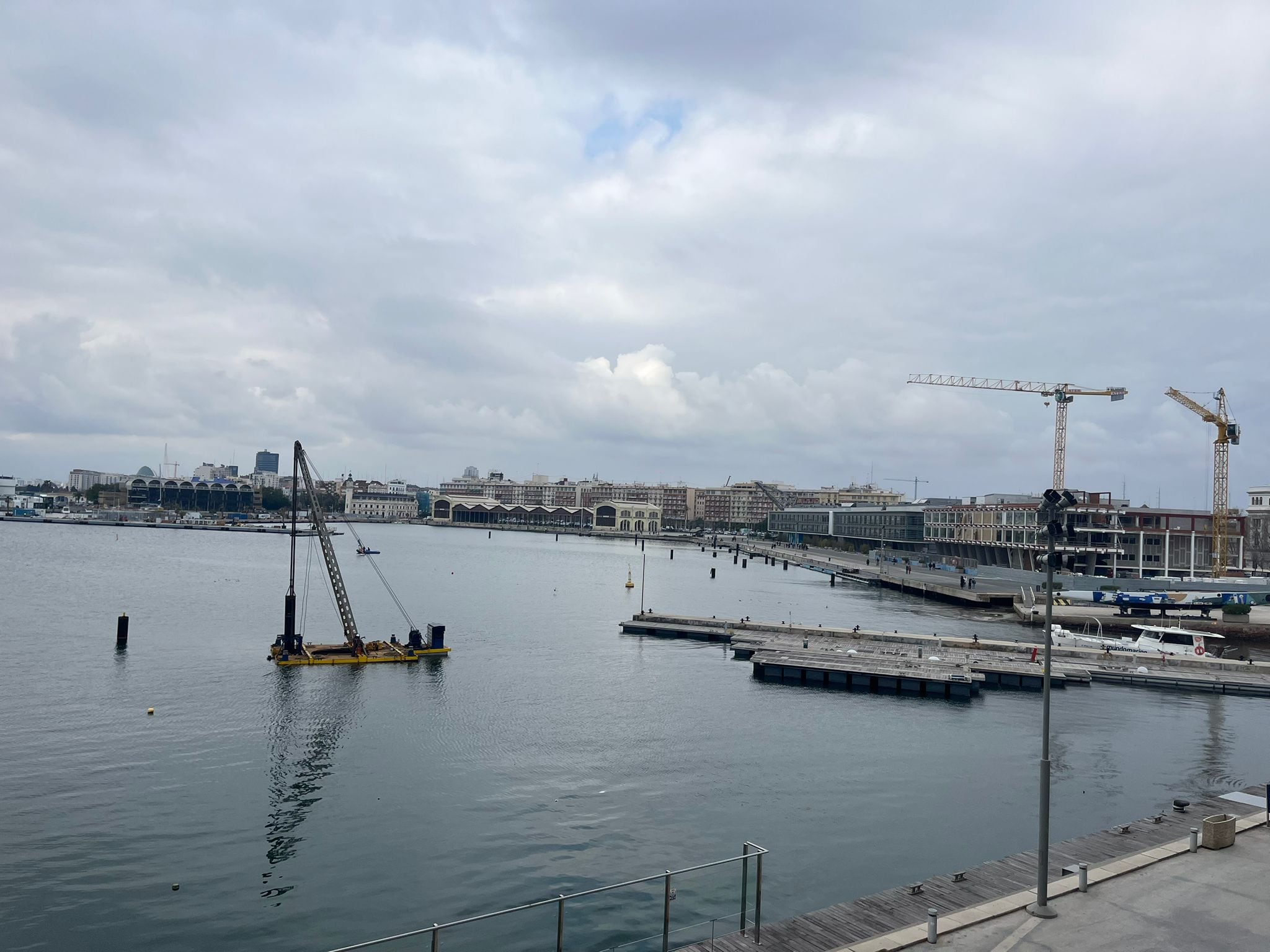 Imágenes del estado actual de La Marina de València.