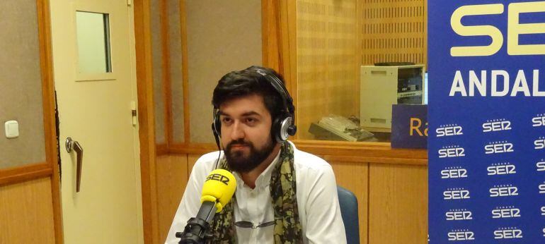 Manu Sánchez, en los estudios de Radio Sevilla.