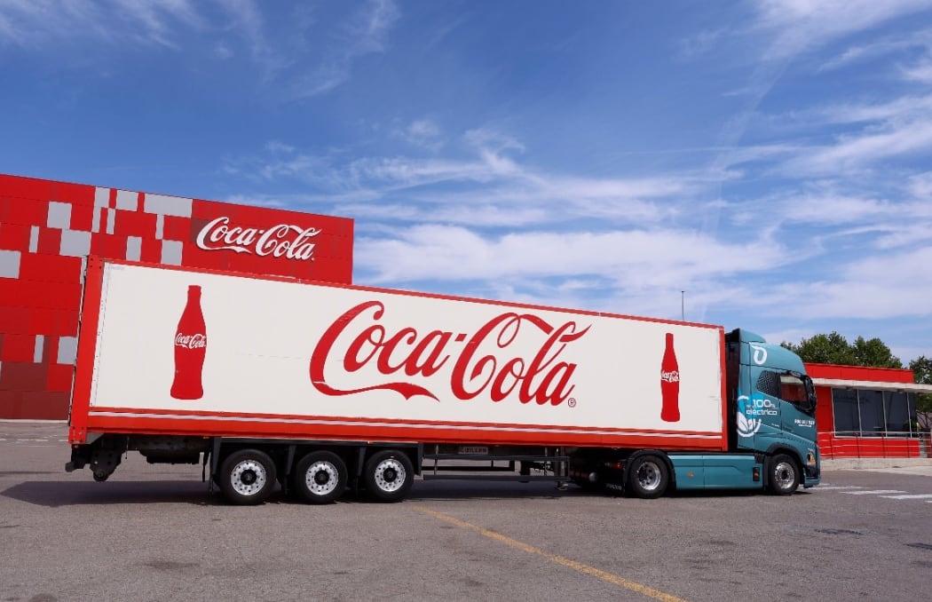 Coca-Cola Europacific Partners, Ontime y Volvo se unen para avanzar en el transporte de mercancías con camiones 100% eléctricos desde su planta de Valencia