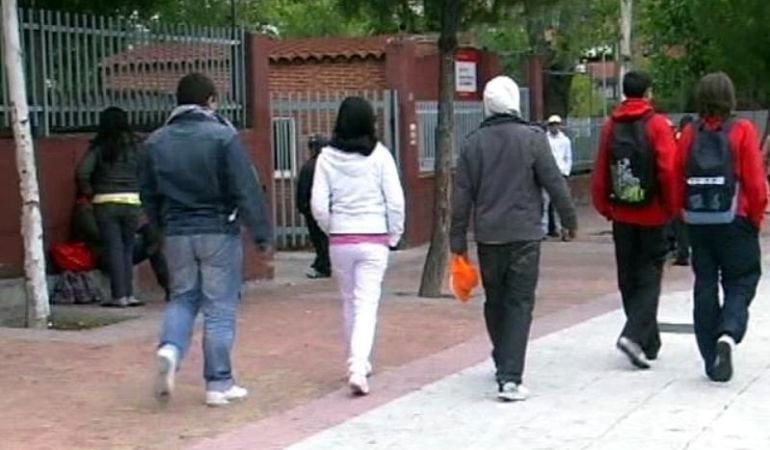 La banda acudía a la salida de colegios e institutos para atemorizar a los alumnos