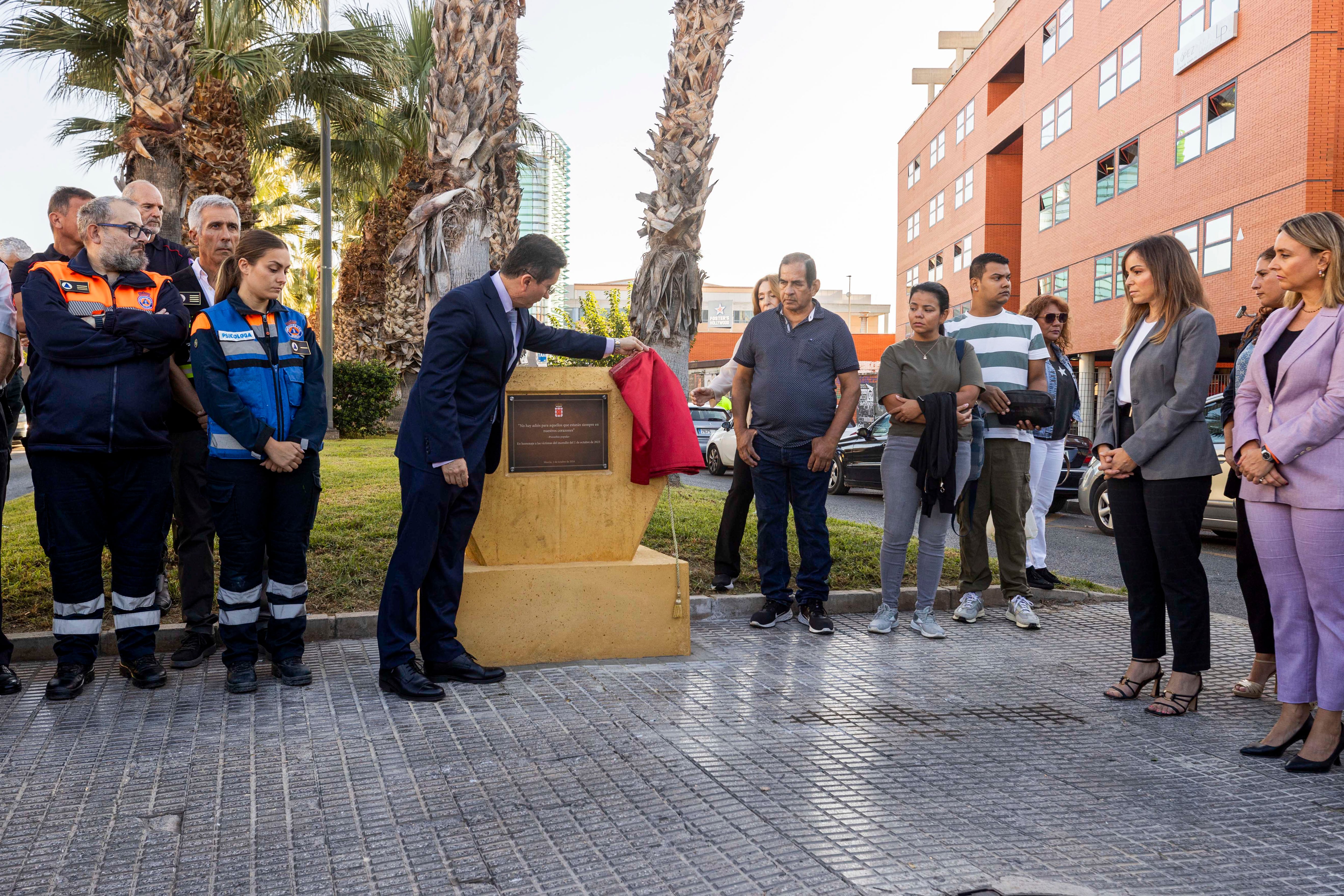 MURCIA, 01/10/2024.- El cónsul de Ecuador en Murcia Patricio Villegas (c), descubre una placa en recuerdo de las 13 víctimas del incendio de las discotecas Teatre y Fonda Milagros, este martes en la zona de ocio Atalayas de Murcia. EFE/Marcial Guillén
