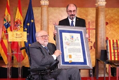 Javier Lambán entrega el Premio Aragón a Eloy Fernández Clemente