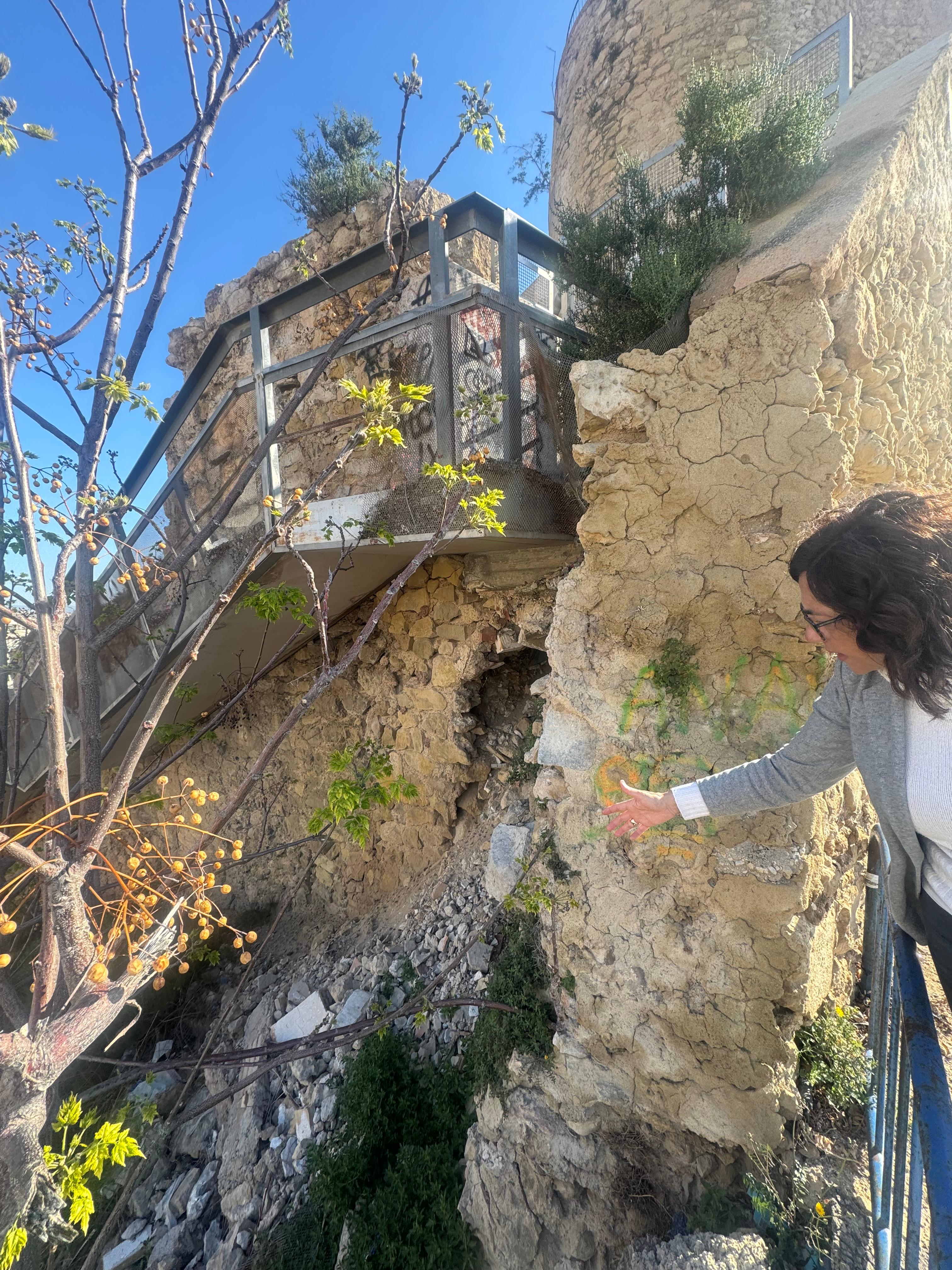 La edil socialista Trini Amorós junto a las grietas que han aparecido en Santa Cruz a solo unos días del inicio de la Semana Santa