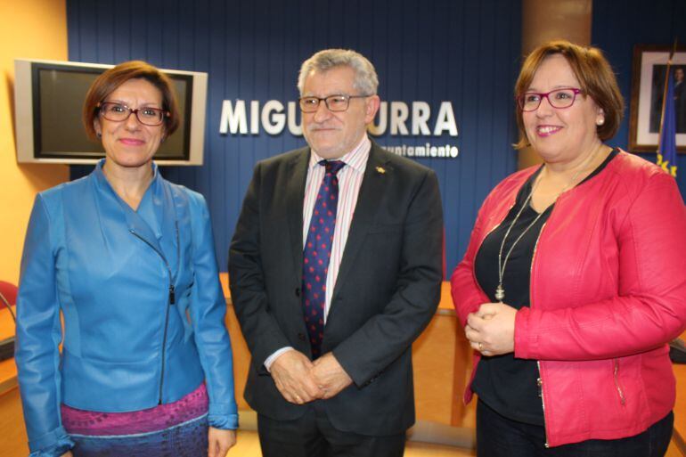 Ángel Felpeto junto a la alcaldesa de Miguelturra, Victoria Sobrino y la delegada de la Junta en Ciudad Real, Carmen Olmedo