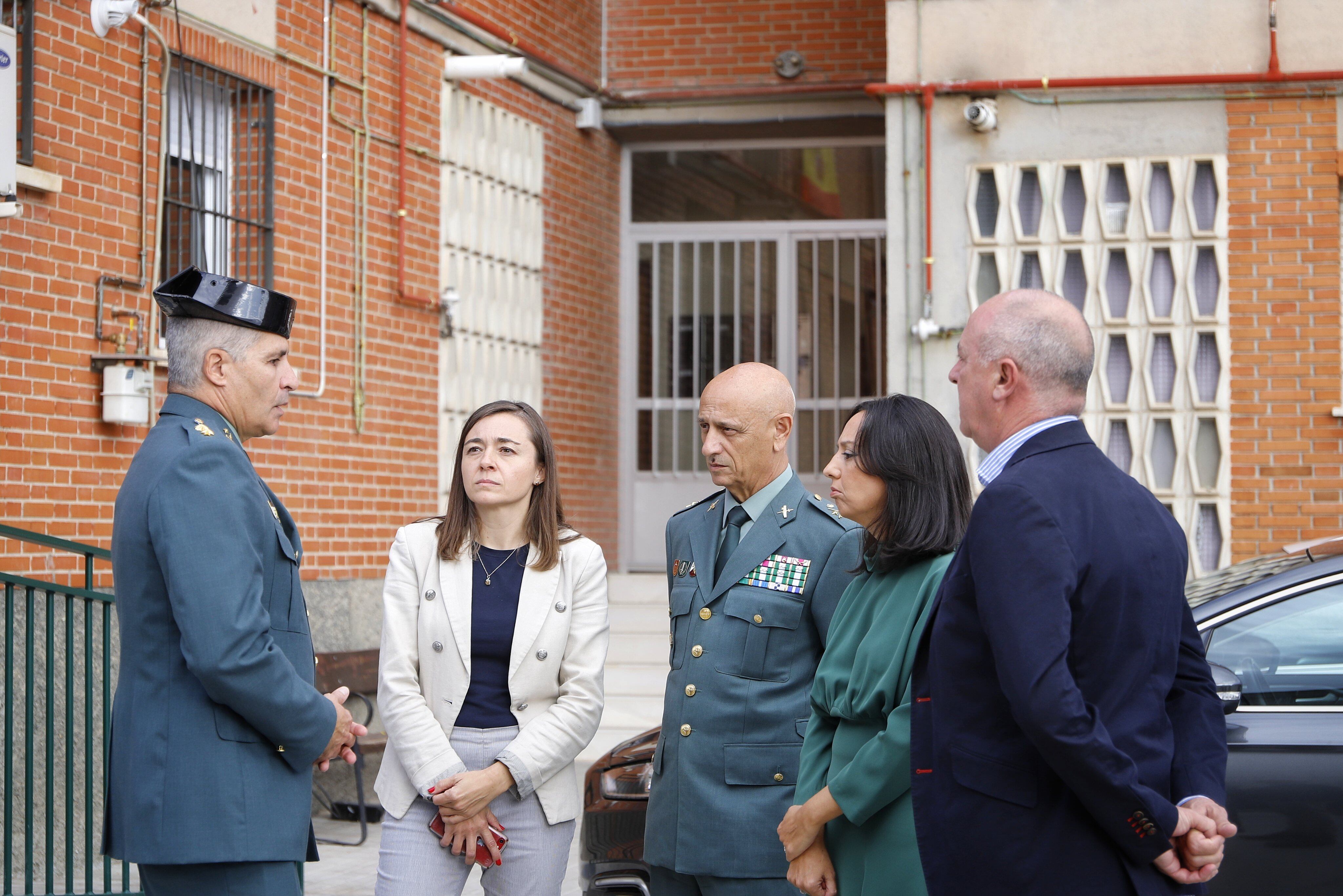 La alcaldesa de Ciempozuelos junto con el Coronel Jefe de la Comandancia de Madrid, (izquierda), el General Jefe de la Zona de la Guardia Civil (a la derecha), la delegada del Gobierno en Madrid y el concejal de Seguridad Ciudadana de la localidad.