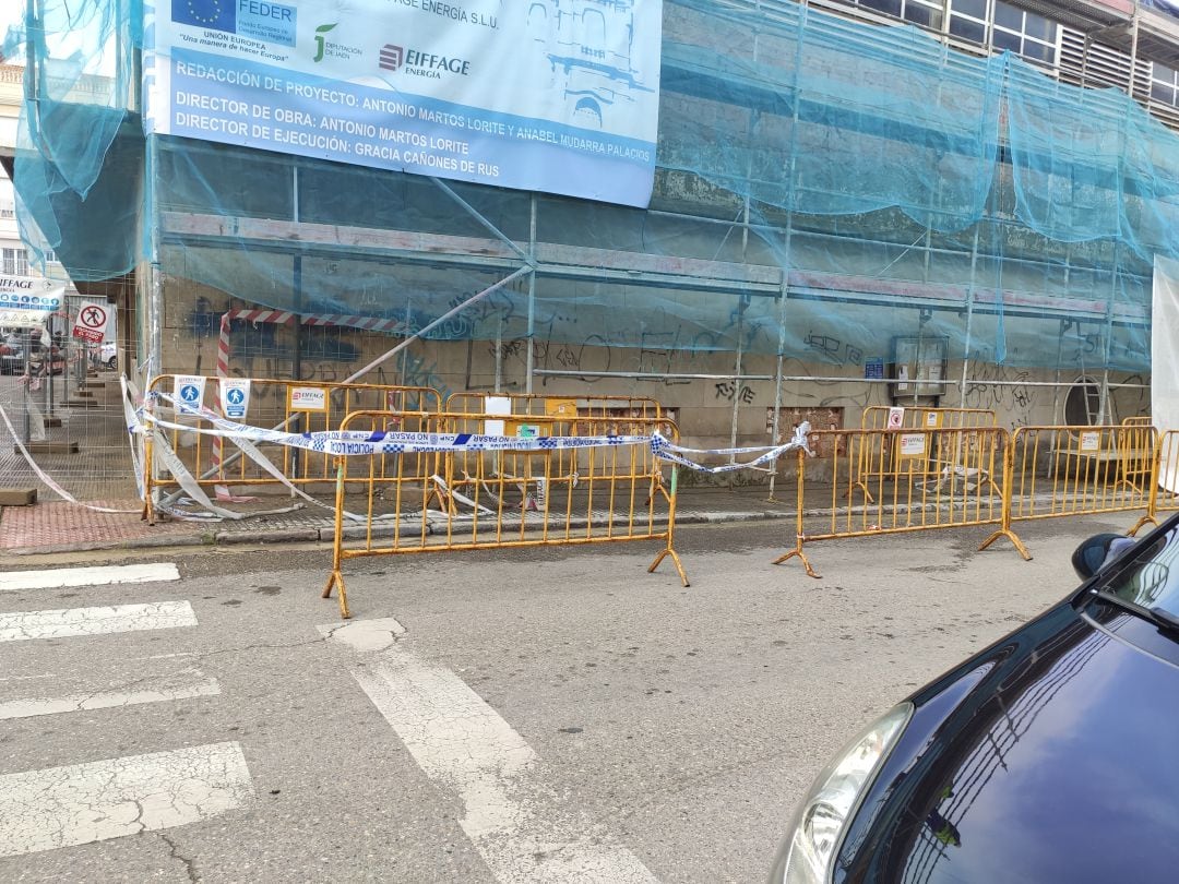 Lugar donde se halló el cuerpo sin vida de la mujer asesinada en Linares, calle Baños. 