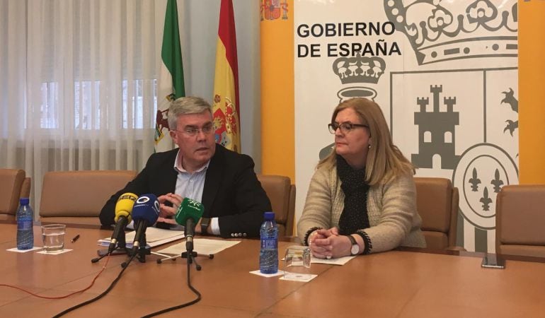 El Secretario de Estado de Hacienda, en la comparecencia urgente, acompañado de la Subdelegada del Gobierno en Jaén