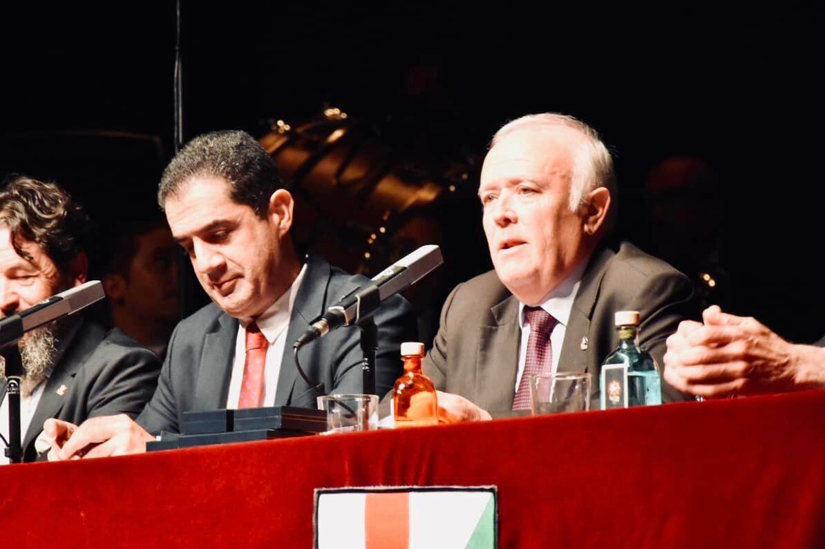 Juan José Olcina, presidente de la ASJ junto a Antonio Francés, alcalde de Alcoy en la presentación de cargos 2023