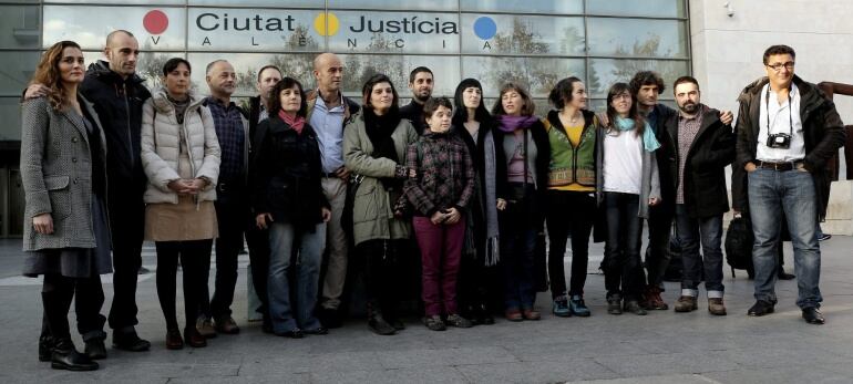 GRA017. VALENCIA, 04/12/2014.- Dieciséis activistas de Greenpeace y un fotoperiodista independiente se enfrentan a penas de hasta dos años y ocho meses de cárcel y multas e indemnizaciones por un total de 360.000 euros en el juicio que se inicia en el Juzgado de lo Penal número 11 de Valencia por desórdenes públicos, lesiones y daños tras pintar &quot;Peligro nuclear&quot; en una torre de refrigeración de la Central de Cofrentes en 2011.EFE/ Juan carlos Cárdenas