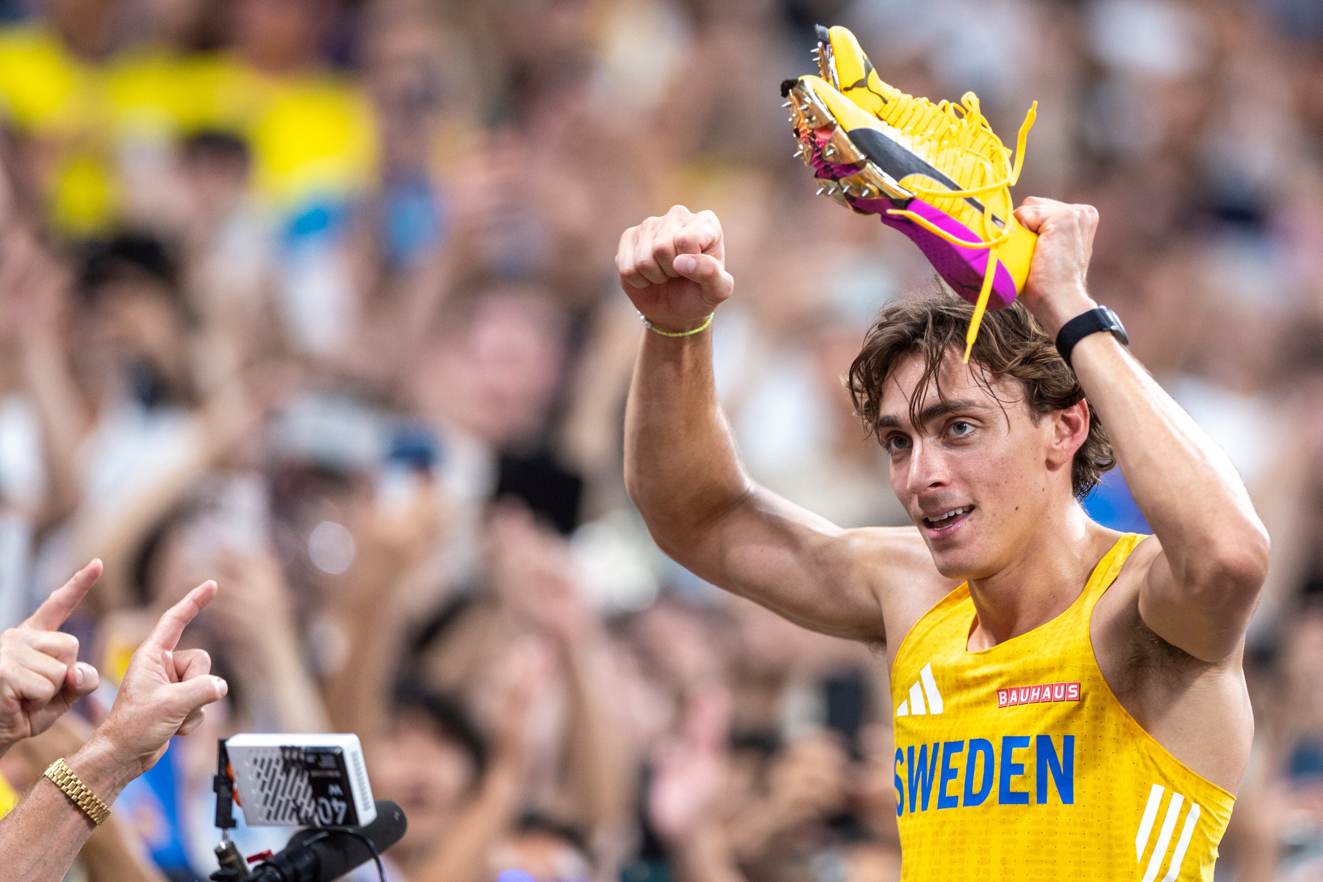 Mondo Duplantis celebra tras batir su propio récord en los Mundiales de Atletismo en Tokio