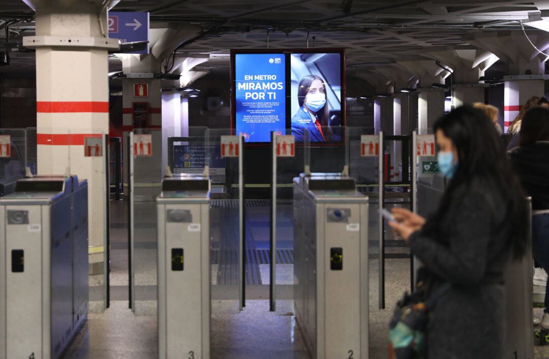 Una persona camina en la estación de metro de Sol, a 3 de mayo de 2021, en Madrid.