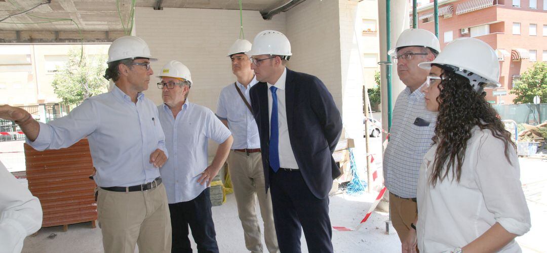 El vicealcalde de Alcobendas, Miguel Ángel Arranz visitando las obras de viviendas dotacionales 