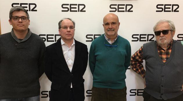 De izquierda a derecha: Santiago Cabrera, periodista de eldiario.es; Manuel J. Casanova, decano del Colegio de Ingenieros; Fernado de la Cierva, nieto de Juan de la Cierva, y Jose A. Postigo, historiador