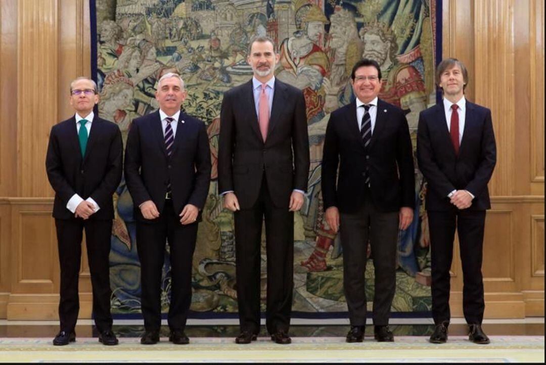 El rey posa con los representantes de la EUIPO en su visita al Palacio de la Zarzuela.