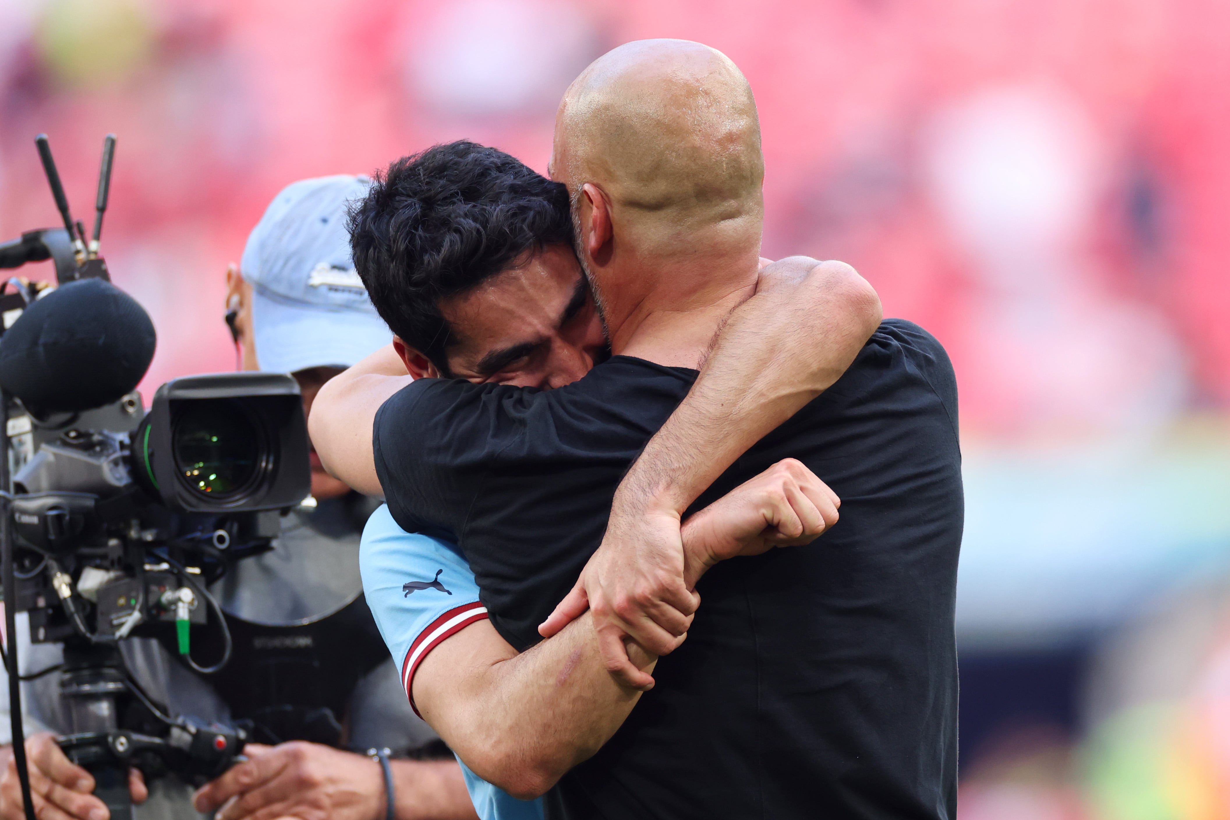 Gundogan abraza a Guardiola tras ganar la FA Cup esta temporada.