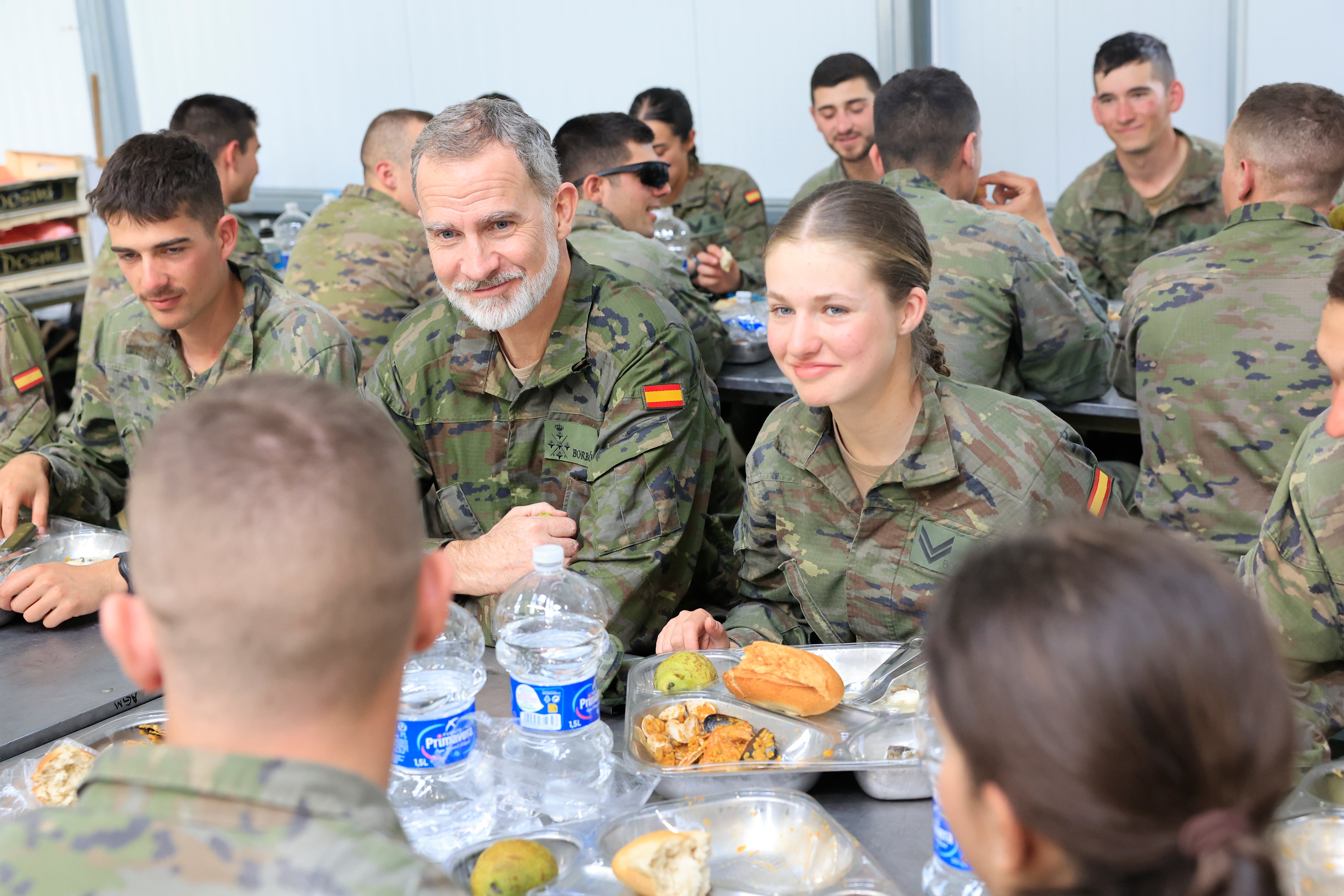 El rey Felipe VI almuerza con un grupo de alumnos, incluida su hija Leonor (d), princesa de Asturias, durante su visita