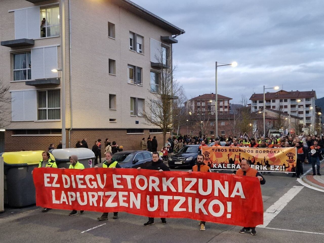 Miles de personas se manifiestan en Amurrio contra los despidos en Aiaraldea