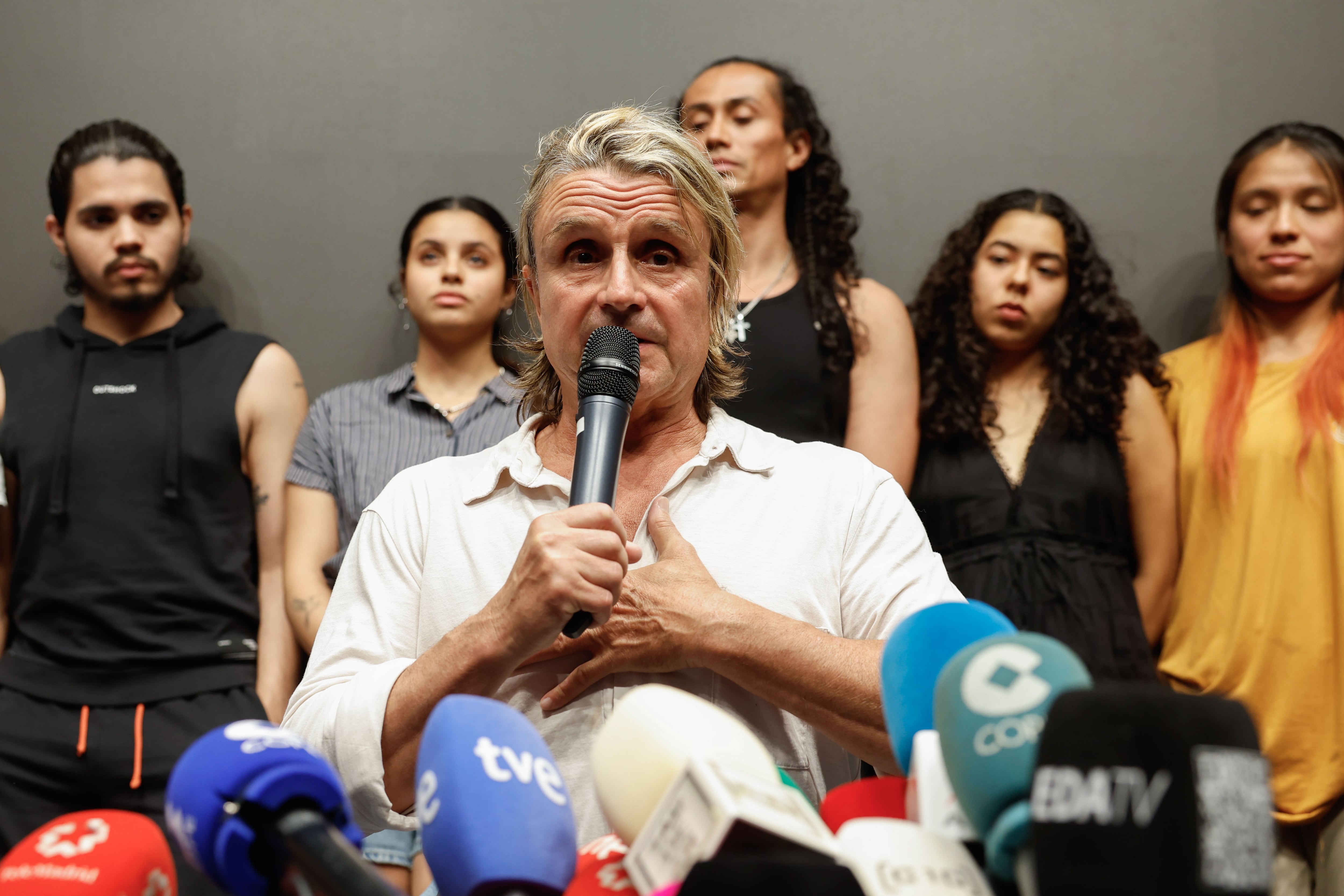 El compositor y productor teatral español Nacho Cano, durante una rueda de prensa con personas del equipo de &#039;Malinche&#039;.