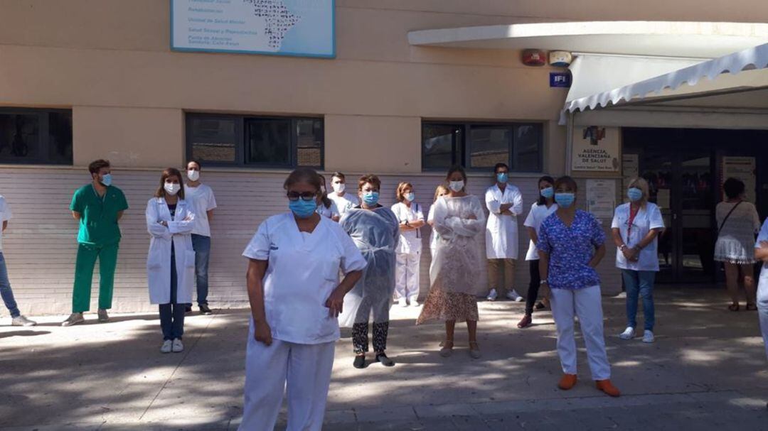 Médicos de atención primaria protestan a las puertas del centro de salud de San Blas en Alicante.