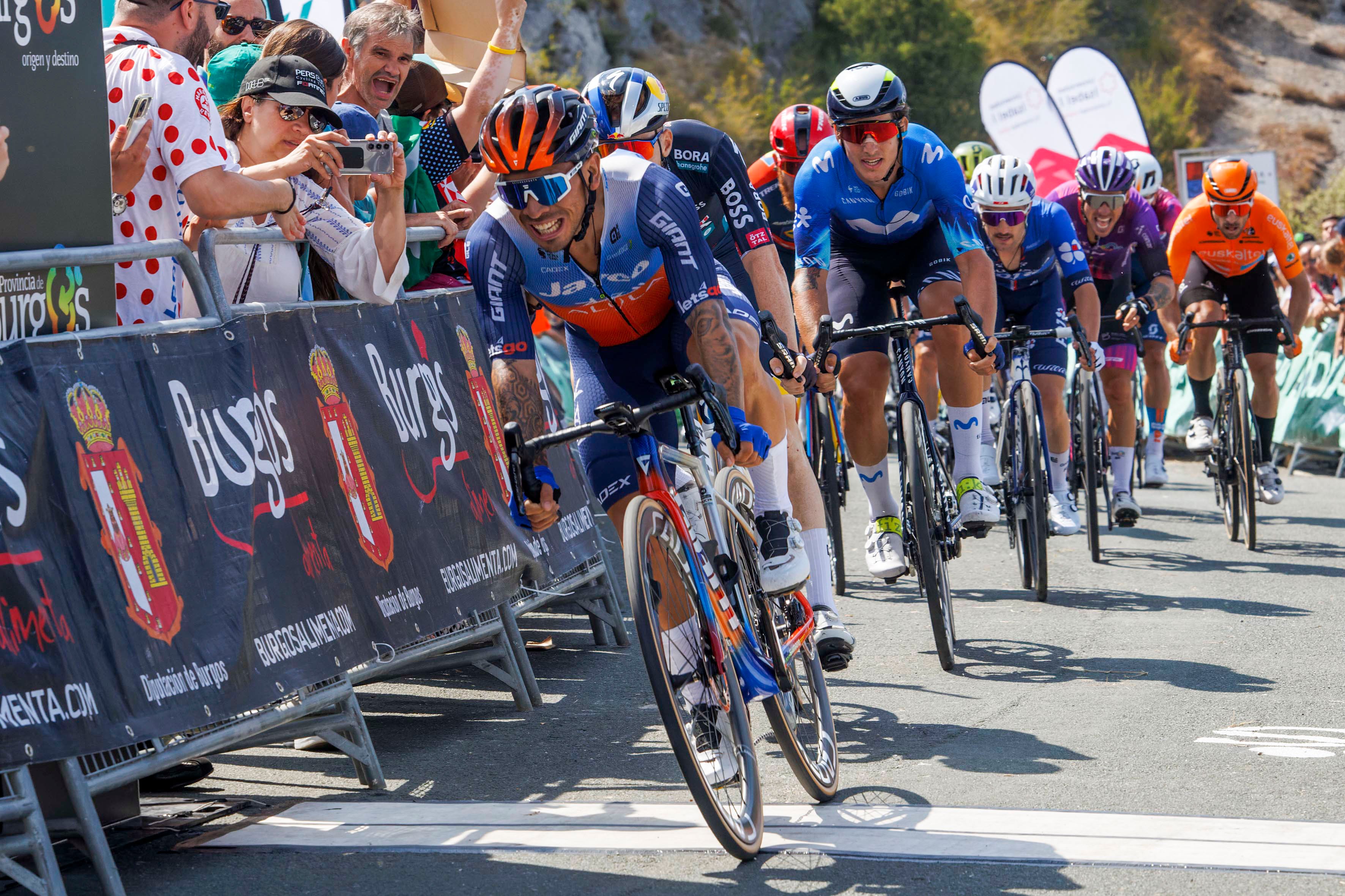 OJO GUAREÑA (BURGOS), 06/08/2024.- El ciclista australiano Caleb Ewan, del equipo Jayco, cruza la línea de meta para ganar la segunda etapa de la 46ª Vuelta Ciclista a Burgos, de 161 kilómetros entre Villasana de Mena y el complejo kárstico Ojo Guareña. EFE/Santi Otero
