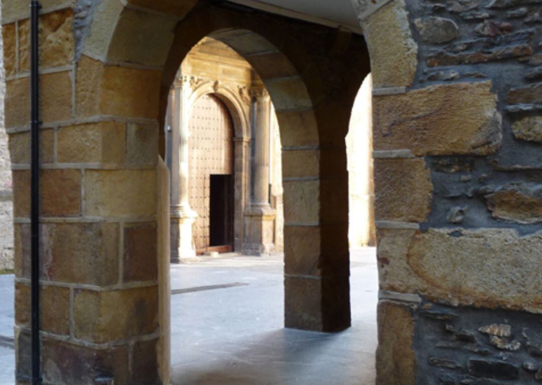 Entrada a la iglesia parroquial Santiago Apóstol de Ermua