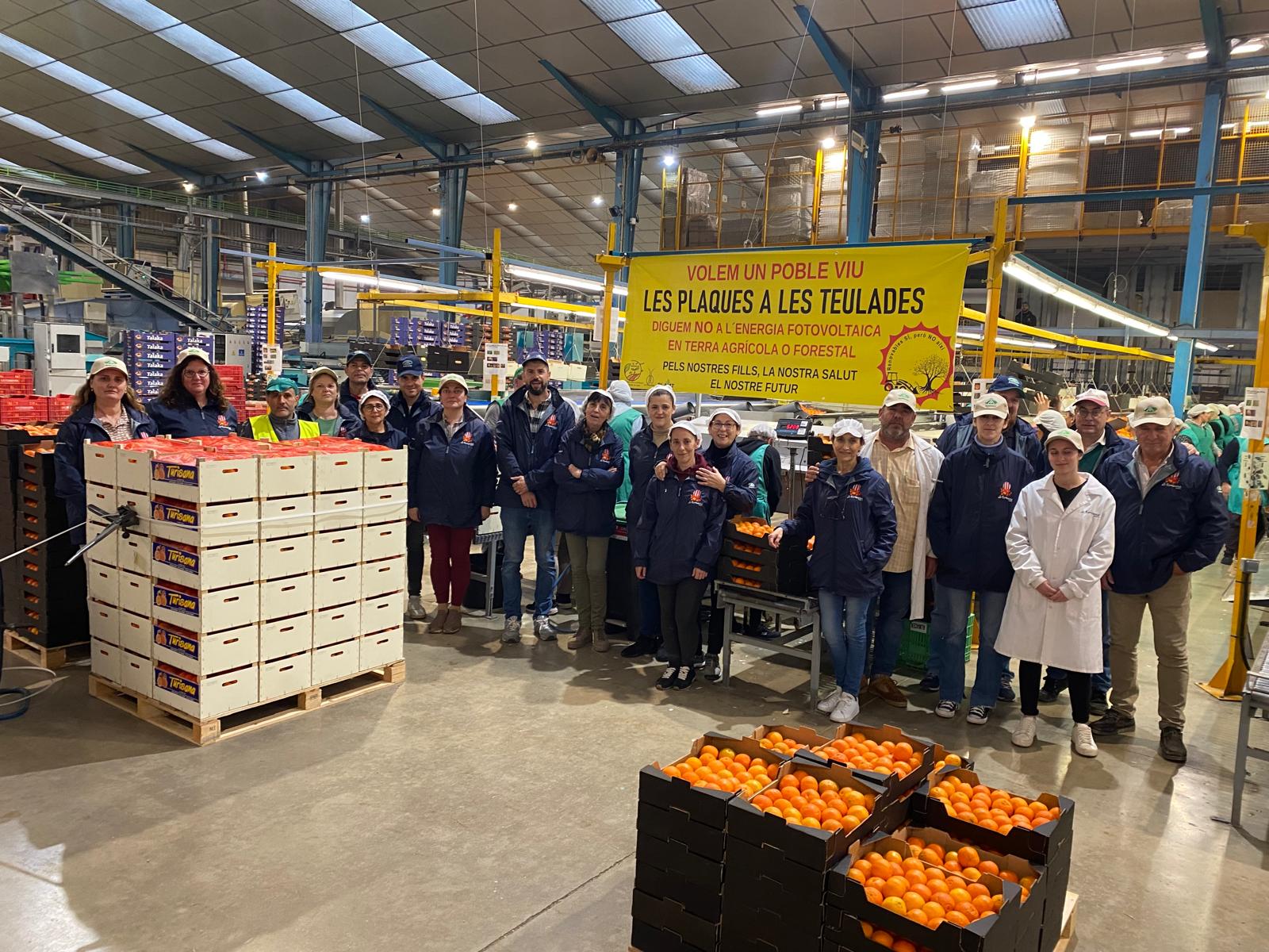 Vecinos de Turís protestan contra los cuatro proyectos de instalaciones renovables que se plantean en el pueblo.