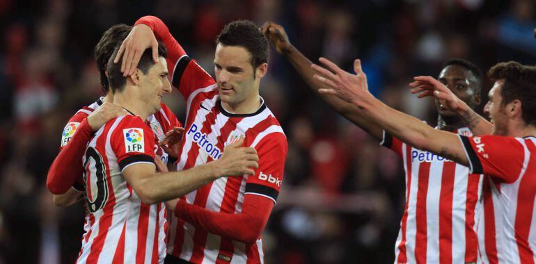 GRA491. BILBAO, 18/04/2015.- El delantero del Athletic de Bilbao Aduriz (i) es felicitado por sus compañeros tras marcar ante el Getafe, durante el partido de Liga en Primera División disputado esta noche en el estadio de San Mamés, en Bilbao. EFE/Luis Tejido