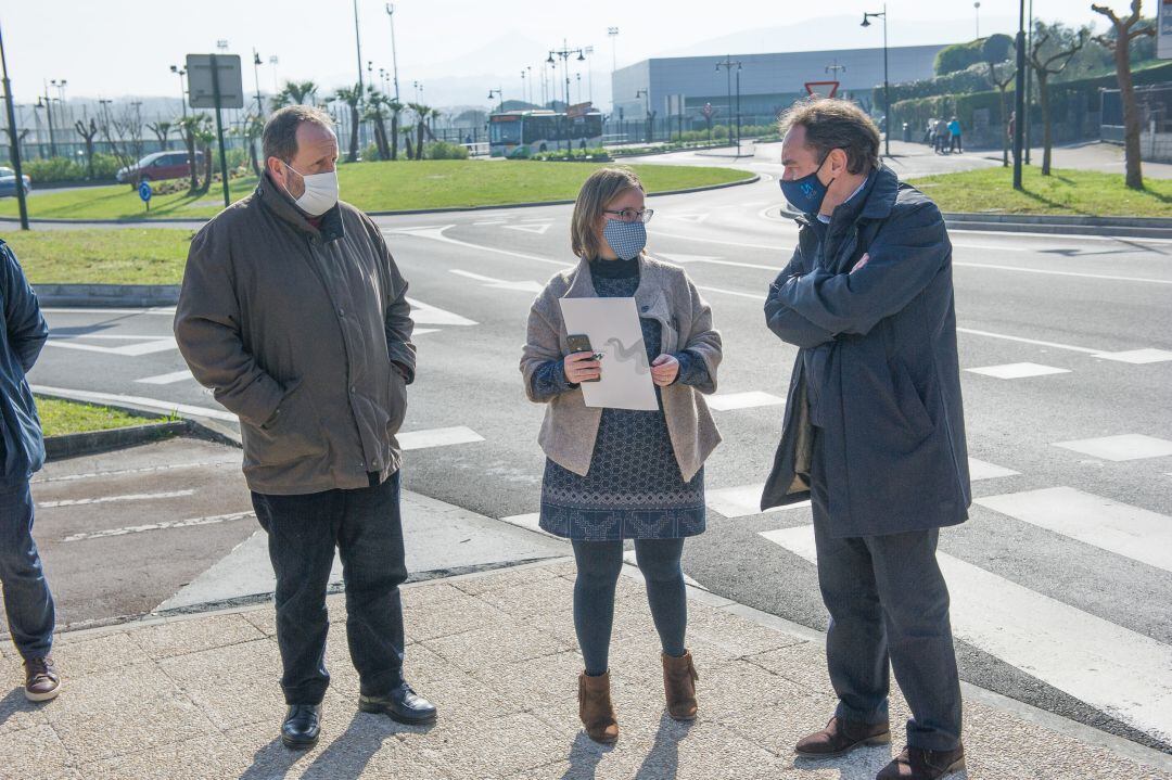 Txomin Sagarzazu, Leire Zubitur y Antonio Aiz en las obras de drenaje de las vaguadas de Hondarribia  
