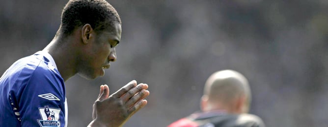 El futbolista del Birmingham City Fabrice Muamba se lamenta de una oportunidad perdida en su lucha para evitar el descenso durante el partido disputado contra el Blackburn Rovers en el estadio de St. Andrews, en Birmingham (Reino Unido) hoy domingo 11 de 