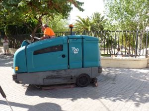 Máquina fregadera por una acera del barrio Las Trescientas