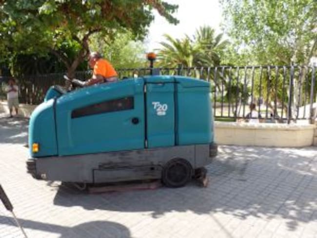 Máquina fregadera por una acera del barrio Las Trescientas