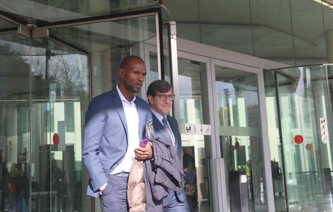 Eric Abidal i el seu advocat, Carles Monguilod, sortint de la Ciutat de la Justícia