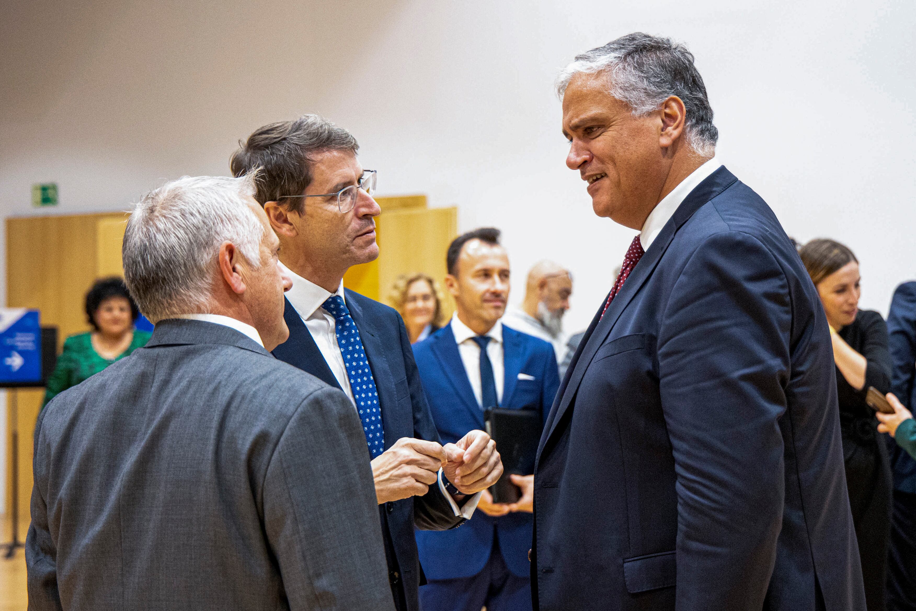 LOGROÑO, 30/10/2023.- El presidente del Comité Europeo de las Regiones, Vasco Alves (d), y el presidente del Gobierno de La Rioja, Gonzalo Capellán (c), asisten este lunes, a la Conferencia de Presidentes del Comité de las Regiones, en el Palacio de Congreso Riojaforum de Logroño. EFE/ Raquel Manzanares