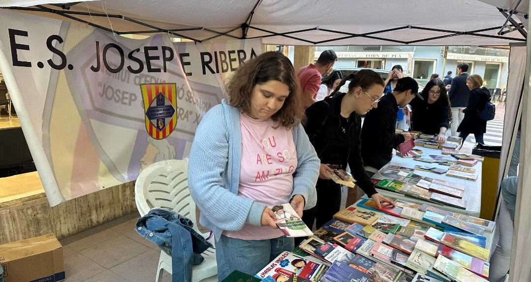 Puesto de venta en la última edición de la Fira Intercentres de Xàtiva (RRSS IES Josep de Ribera)