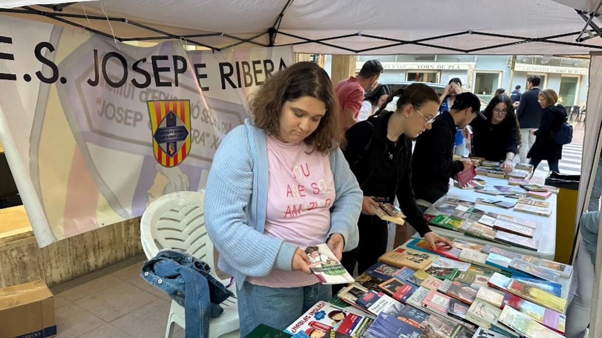 Estudiantes de Xàtiva lideran un mercadillo solidario por la sostenibilidad