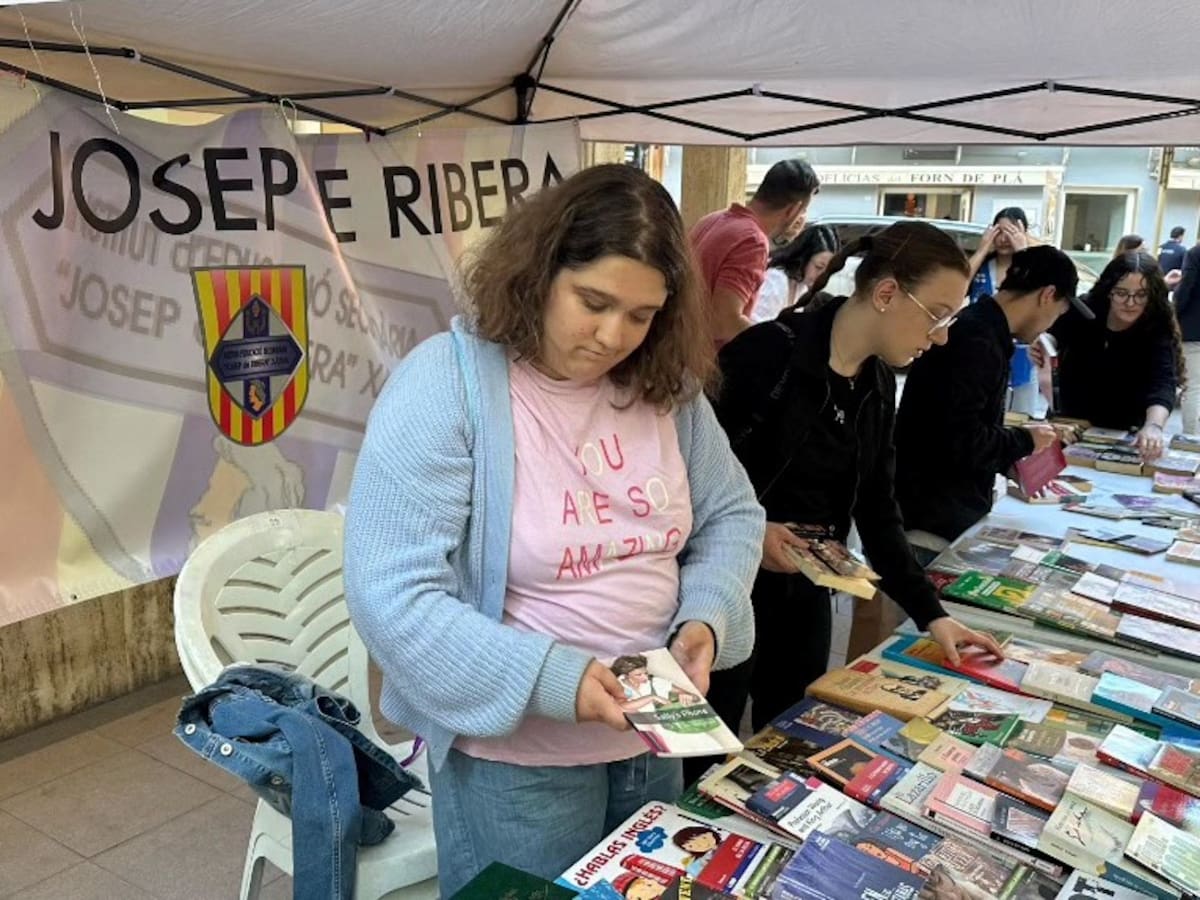 Estudiantes de Xàtiva lideran un mercadillo solidario por la sostenibilidad