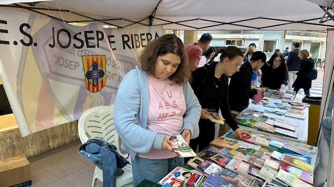 Puesto de venta en la última edición de la Fira Intercentres de Xàtiva (RRSS IES Josep de Ribera)